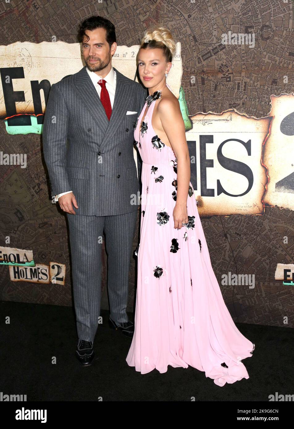 New York, USA. 27. Oktober 2022. Henry Cavill und Millie Bobby Brown bei der Weltpremiere „Enola Holmes 2“, die am 27. Oktober 2022 im Pariser Theater in New York City, NY, stattfand ©Steven Bergman/AFF-USA.COM Credit: AFF/Alamy Live News Stockfoto