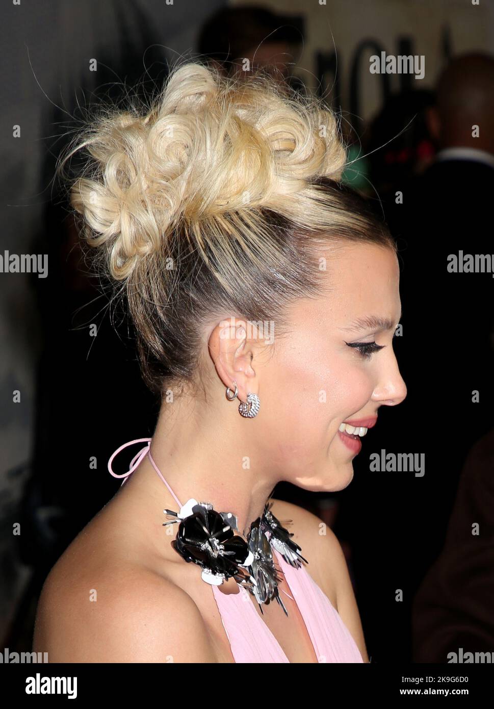 New York, USA. 27. Oktober 2022. Millie Bobby Brown bei der Weltpremiere „Enola Holmes 2“, die am 27. Oktober 2022 im Pariser Theater in New York City, NY, stattfand ©Steven Bergman/AFF-USA.COM Quelle: AFF/Alamy Live News Stockfoto