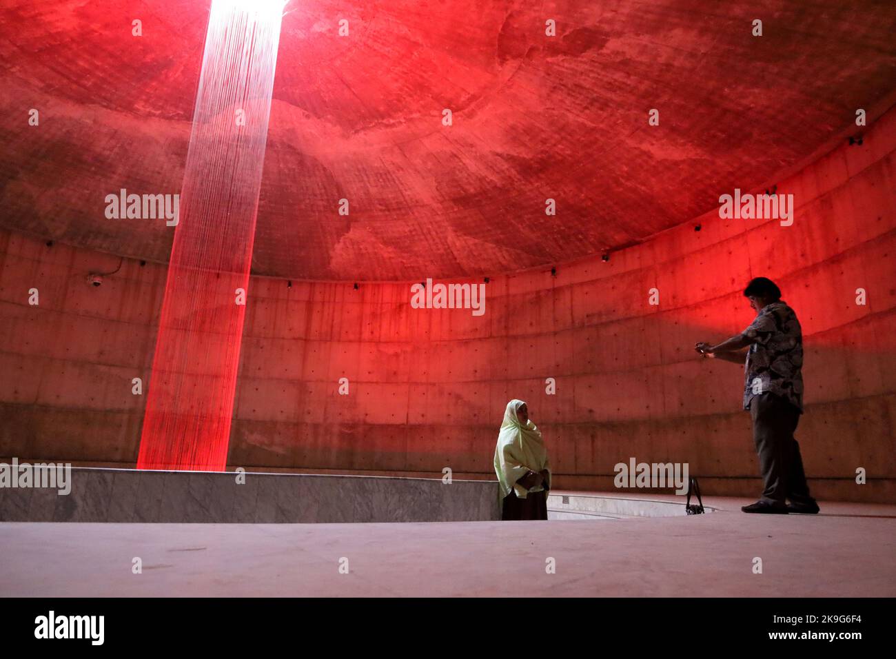 Dhaka, Dhaka, Bangladesch. 28. Oktober 2022. An einem Freitagsfeiertag in Dhaka besuchen die Menschen den Oshrupropat (Tears-Flow) im Inneren des Unabhängigkeitsmuseums. Oshrupropat ist eine symbolische Form von Tränen in den Augen bengalischer Mütter. Sie wurde als Hommage an die herausragenden Opfer geschaffen, die von bengalischen Frauen bei der Erlangung der Unabhängigkeit gebracht wurden. (Bild: © Syed Mahabubul Kader/ZUMA Press Wire) Bild: ZUMA Press, Inc./Alamy Live News Stockfoto