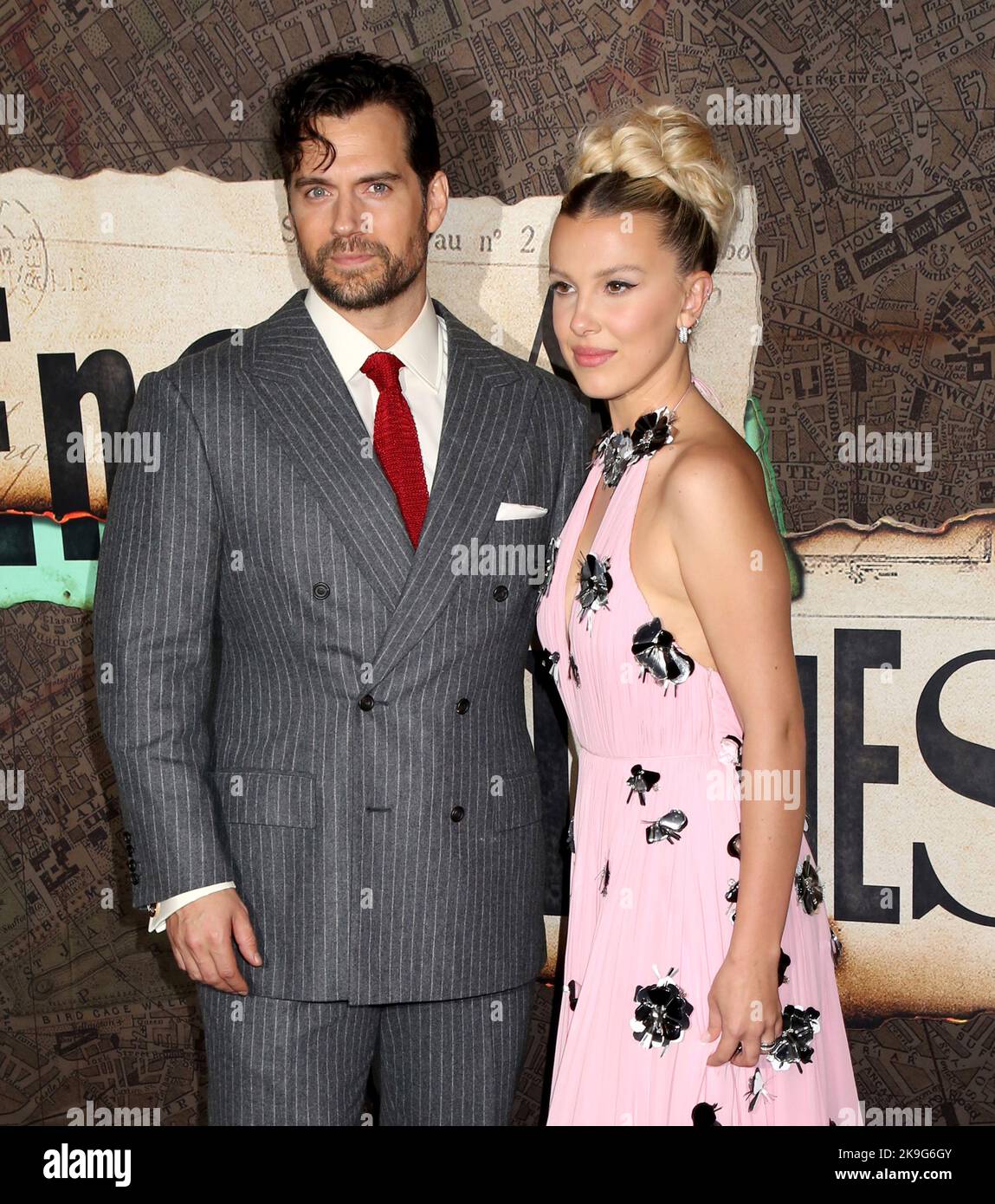 New York, USA. 27. Oktober 2022. Henry Cavill und Millie Bobby Brown bei der Weltpremiere „Enola Holmes 2“, die am 27. Oktober 2022 im Pariser Theater in New York City, NY, stattfand ©Steven Bergman/AFF-USA.COM Credit: AFF/Alamy Live News Stockfoto