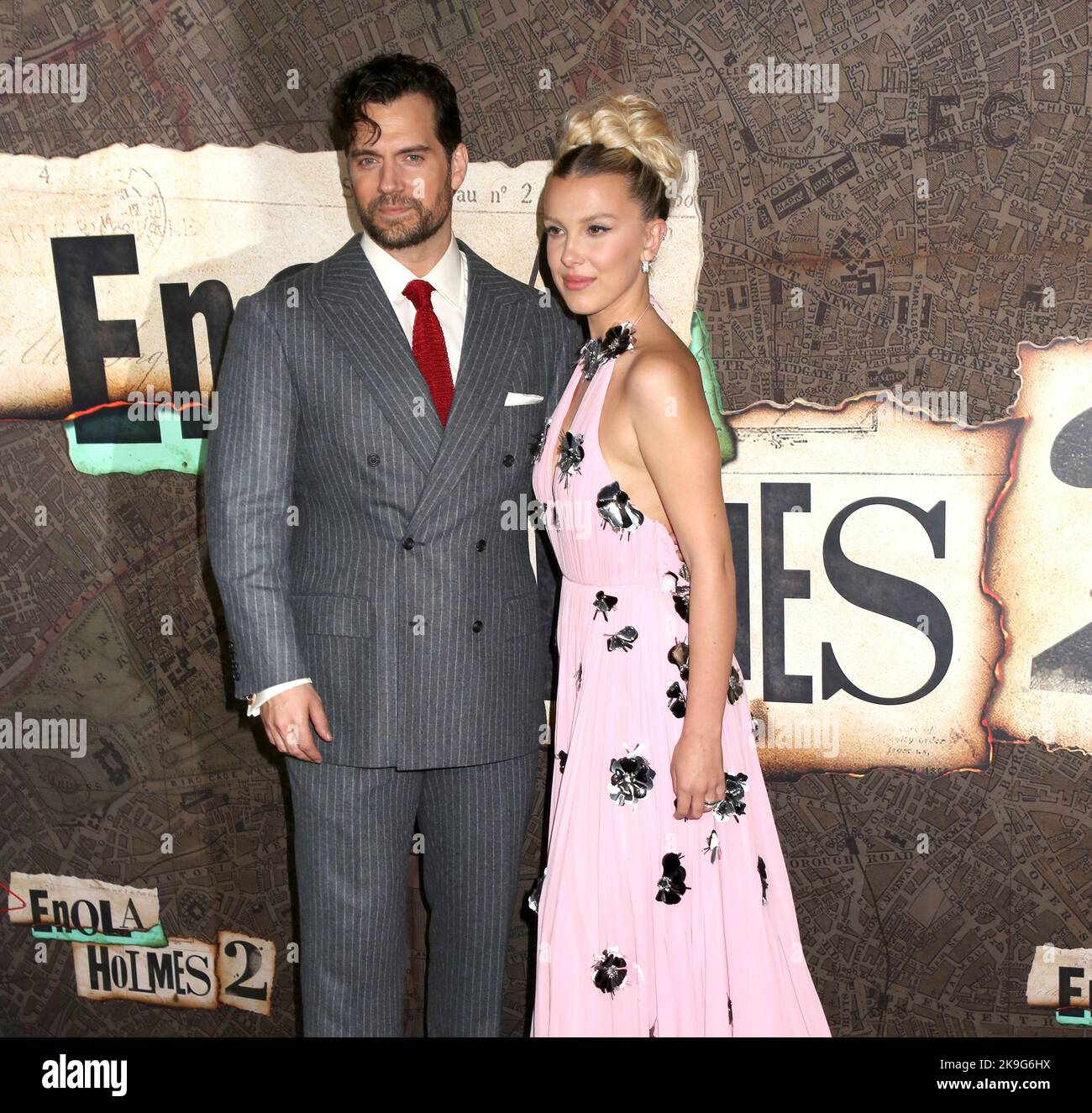 New York, USA. 27. Oktober 2022. Henry Cavill und Millie Bobby Brown bei der Weltpremiere „Enola Holmes 2“, die am 27. Oktober 2022 im Pariser Theater in New York City, NY, stattfand ©Steven Bergman/AFF-USA.COM Credit: AFF/Alamy Live News Stockfoto