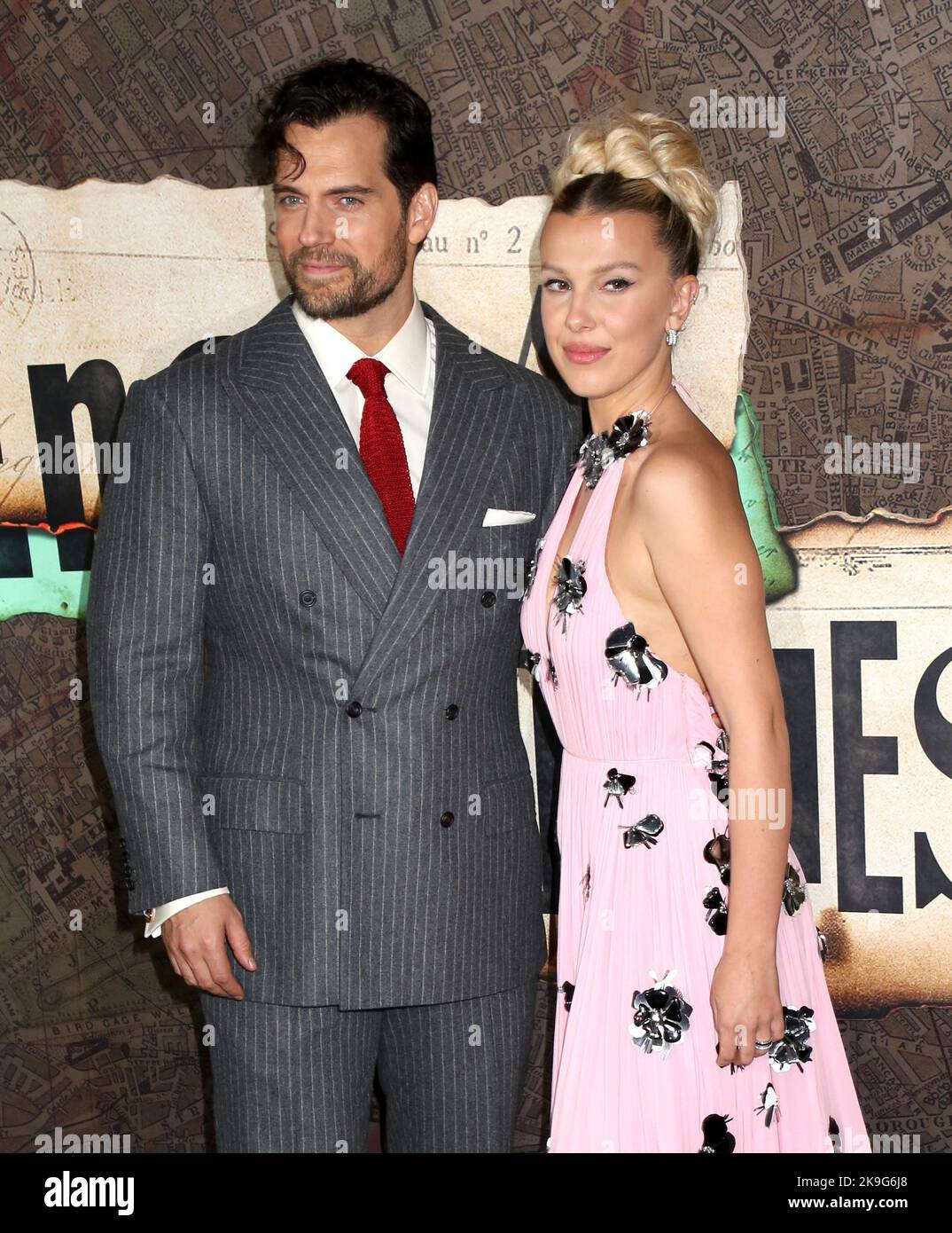New York, USA. 27. Oktober 2022. Henry Cavill und Millie Bobby Brown bei der Weltpremiere „Enola Holmes 2“, die am 27. Oktober 2022 im Pariser Theater in New York City, NY, stattfand ©Steven Bergman/AFF-USA.COM Credit: AFF/Alamy Live News Stockfoto