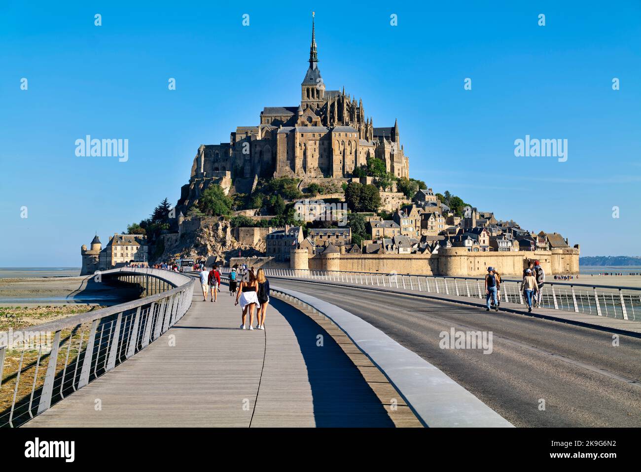 Touristen zu Fuß zum Mont Saint Michel Normandie Frankreich. Stockfoto