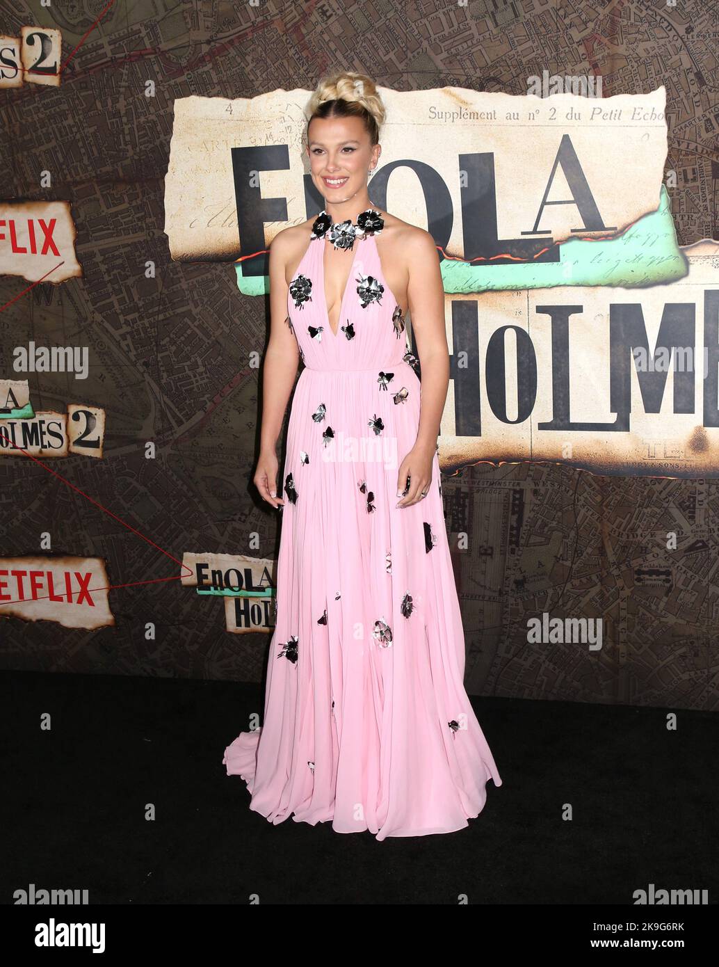 New York, USA. 27. Oktober 2022. Millie Bobby Brown bei der Weltpremiere „Enola Holmes 2“, die am 27. Oktober 2022 im Pariser Theater in New York City, NY, stattfand ©Steven Bergman/AFF-USA.COM Quelle: AFF/Alamy Live News Stockfoto