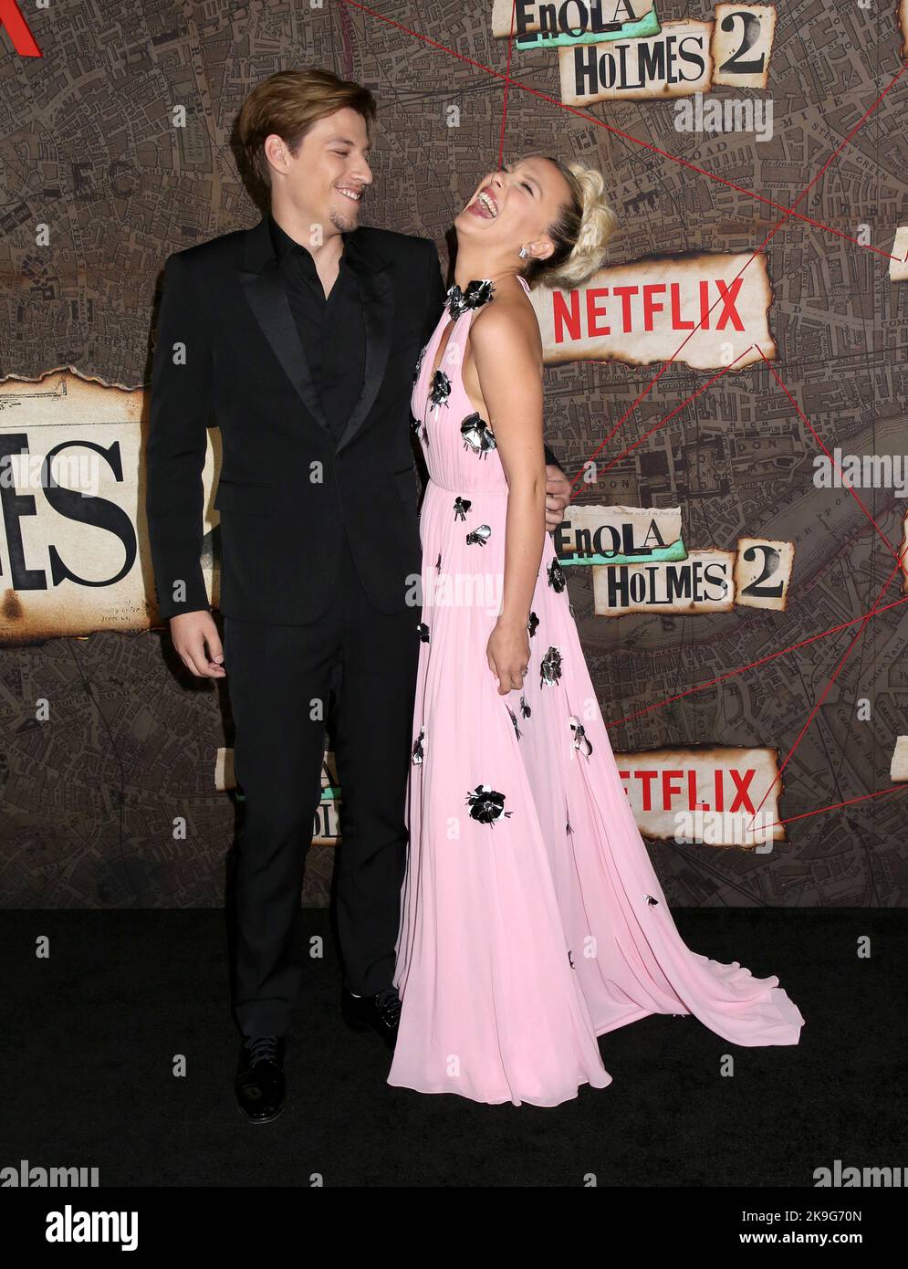 New York, USA. 27. Oktober 2022. Jake Bongiovi und Millie Bobby Brown bei der Weltpremiere „Enola Holmes 2“, die am 27. Oktober 2022 im Pariser Theater in New York City, NY, stattfand ©Steven Bergman/AFF-USA.COM Credit: AFF/Alamy Live News Stockfoto