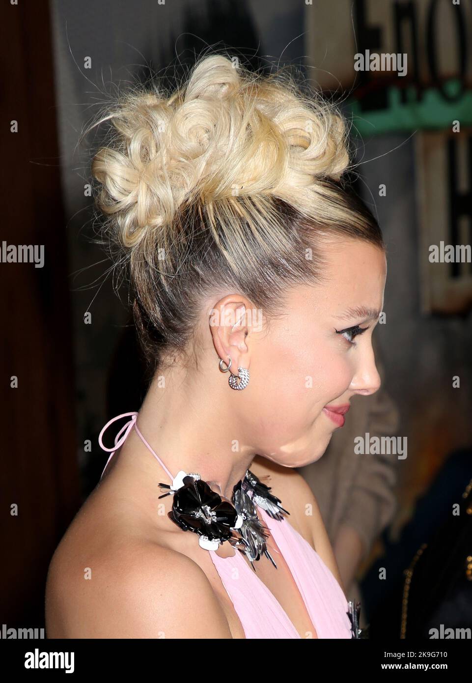 New York, USA. 27. Oktober 2022. Millie Bobby Brown bei der Weltpremiere „Enola Holmes 2“, die am 27. Oktober 2022 im Pariser Theater in New York City, NY, stattfand ©Steven Bergman/AFF-USA.COM Quelle: AFF/Alamy Live News Stockfoto