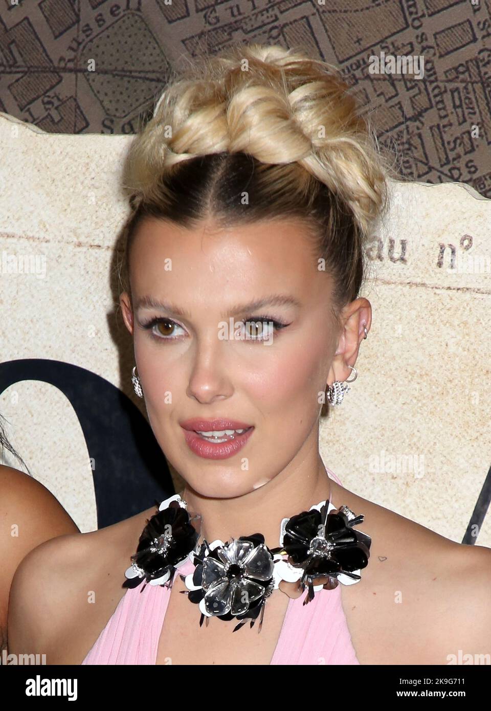 New York, USA. 27. Oktober 2022. Millie Bobby Brown bei der Weltpremiere „Enola Holmes 2“, die am 27. Oktober 2022 im Pariser Theater in New York City, NY, stattfand ©Steven Bergman/AFF-USA.COM Quelle: AFF/Alamy Live News Stockfoto