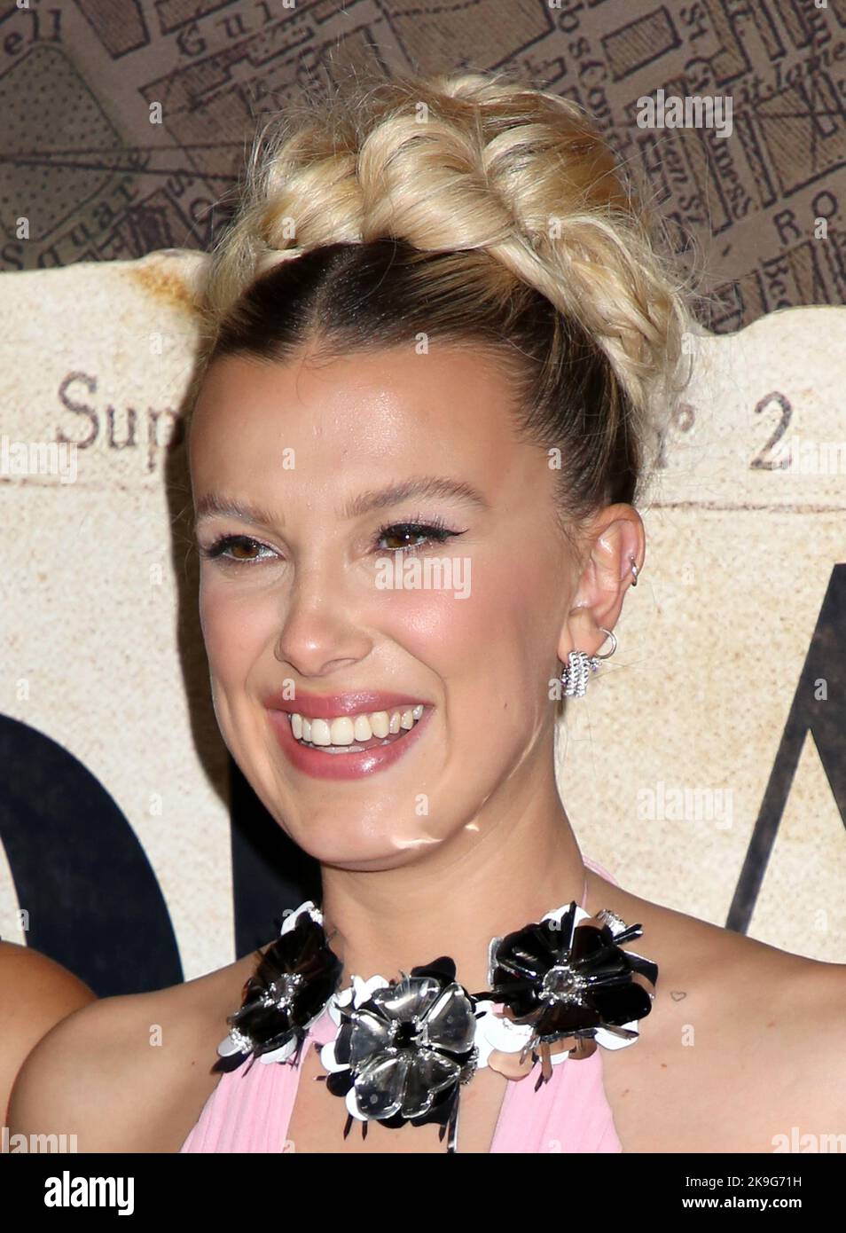 New York, USA. 27. Oktober 2022. Millie Bobby Brown bei der Weltpremiere „Enola Holmes 2“, die am 27. Oktober 2022 im Pariser Theater in New York City, NY, stattfand ©Steven Bergman/AFF-USA.COM Quelle: AFF/Alamy Live News Stockfoto