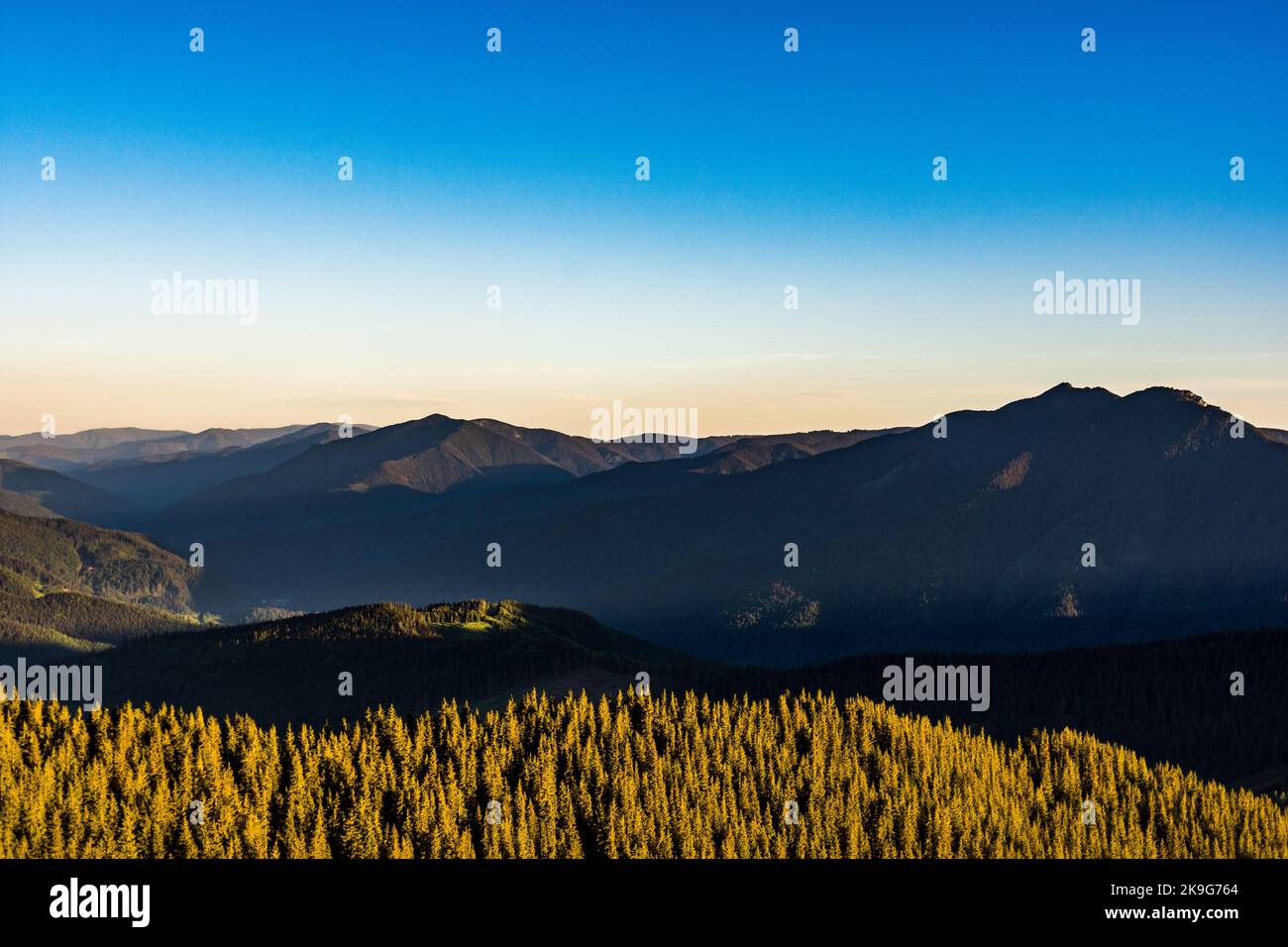 Malerische Rarau-Berge bei Sonnenaufgang, Rumänien Stockfoto