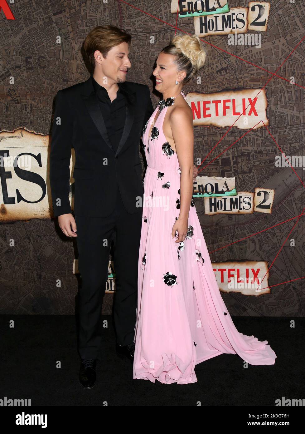 New York, USA. 27. Oktober 2022. Jake Bongiovi und Millie Bobby Brown bei der Weltpremiere „Enola Holmes 2“, die am 27. Oktober 2022 im Pariser Theater in New York City, NY, stattfand ©Steven Bergman/AFF-USA.COM Credit: AFF/Alamy Live News Stockfoto