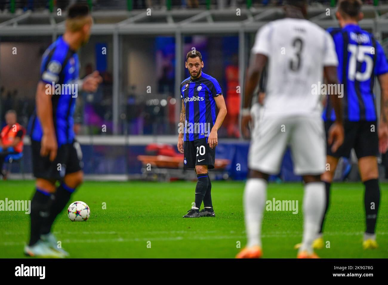 Mailand, Italien. 26., Oktober 2022. Hakan Calhanoglu (20) von Inter gesehen während des UEFA Champions League-Spiels zwischen Inter und Viktoria Plzen auf Giuseppe Meazza in Mailand. (Bildnachweis: Gonzales Photo - Tommaso Fimiano). Stockfoto