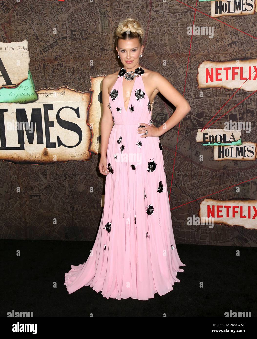 New York, USA. 27. Oktober 2022. Millie Bobby Brown bei der Weltpremiere „Enola Holmes 2“, die am 27. Oktober 2022 im Pariser Theater in New York City, NY, stattfand ©Steven Bergman/AFF-USA.COM Quelle: AFF/Alamy Live News Stockfoto