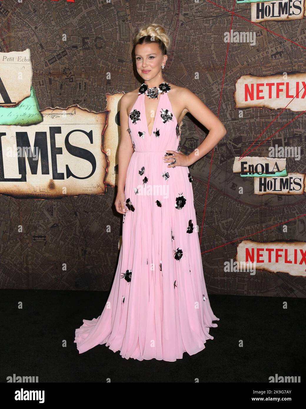 New York, USA. 27. Oktober 2022. Millie Bobby Brown bei der Weltpremiere „Enola Holmes 2“, die am 27. Oktober 2022 im Pariser Theater in New York City, NY, stattfand ©Steven Bergman/AFF-USA.COM Quelle: AFF/Alamy Live News Stockfoto