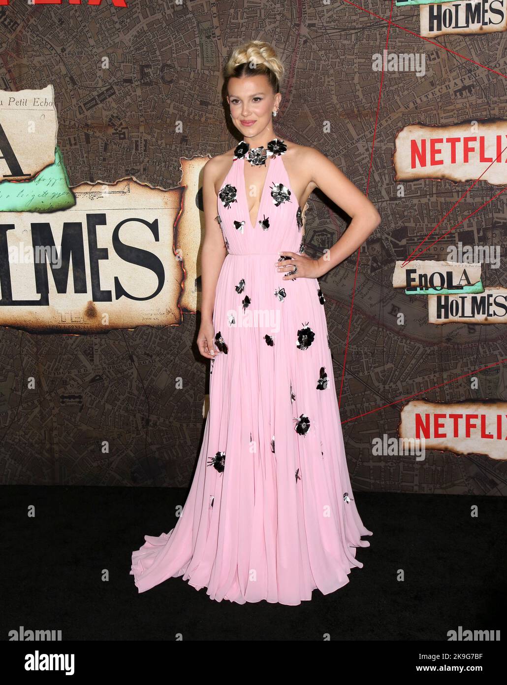 New York, USA. 27. Oktober 2022. Millie Bobby Brown bei der Weltpremiere „Enola Holmes 2“, die am 27. Oktober 2022 im Pariser Theater in New York City, NY, stattfand ©Steven Bergman/AFF-USA.COM Quelle: AFF/Alamy Live News Stockfoto