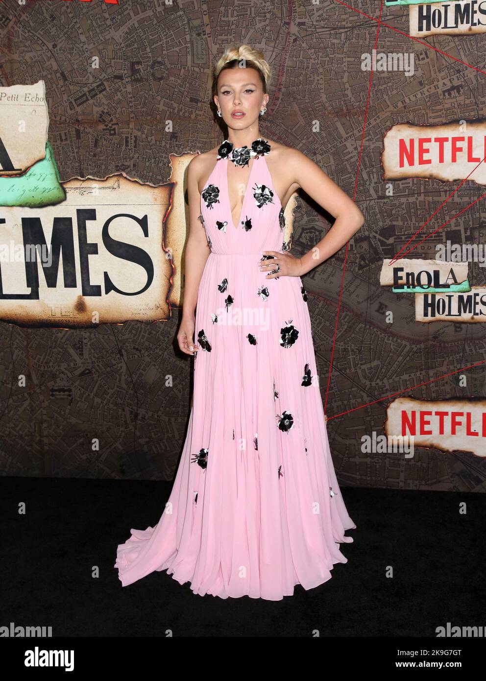New York, USA. 27. Oktober 2022. Millie Bobby Brown bei der Weltpremiere „Enola Holmes 2“, die am 27. Oktober 2022 im Pariser Theater in New York City, NY, stattfand ©Steven Bergman/AFF-USA.COM Quelle: AFF/Alamy Live News Stockfoto