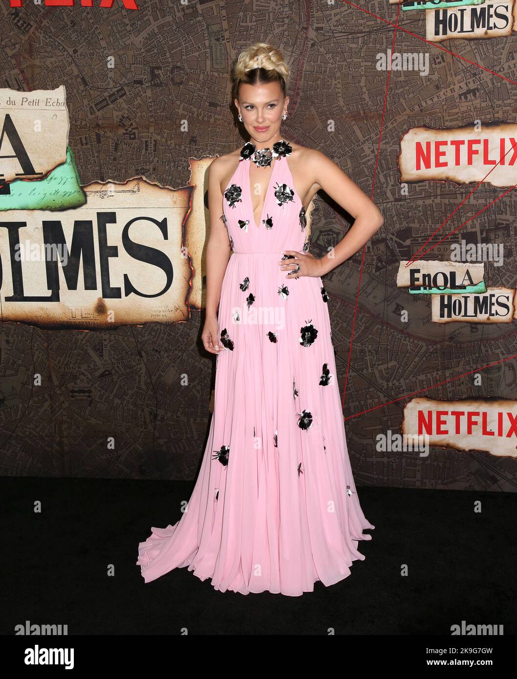 New York, USA. 27. Oktober 2022. Millie Bobby Brown bei der Weltpremiere „Enola Holmes 2“, die am 27. Oktober 2022 im Pariser Theater in New York City, NY, stattfand ©Steven Bergman/AFF-USA.COM Quelle: AFF/Alamy Live News Stockfoto