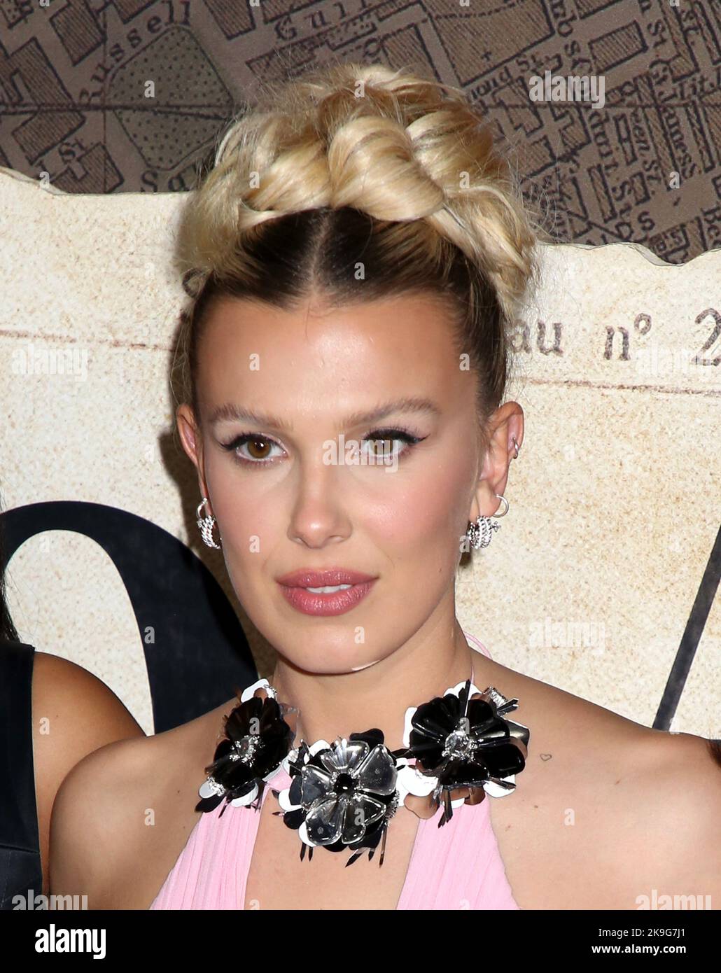 New York, USA. 27. Oktober 2022. Millie Bobby Brown bei der Weltpremiere „Enola Holmes 2“, die am 27. Oktober 2022 im Pariser Theater in New York City, NY, stattfand ©Steven Bergman/AFF-USA.COM Quelle: AFF/Alamy Live News Stockfoto