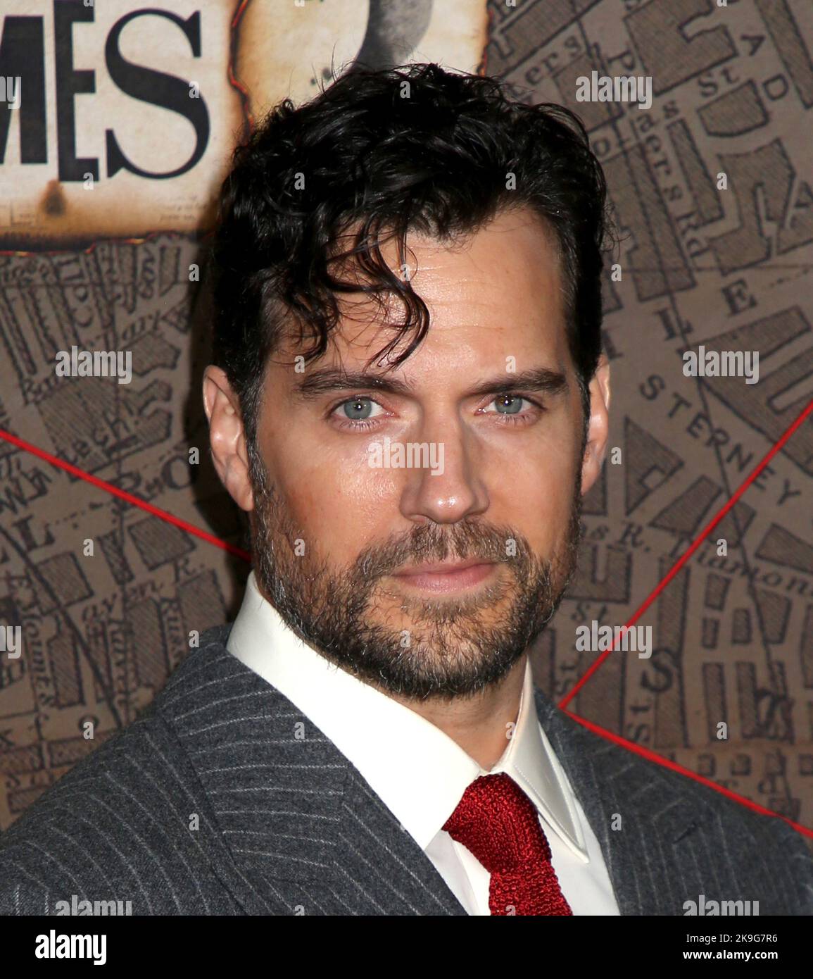 New York, USA. 27. Oktober 2022. Henry Cavill bei der Weltpremiere „Enola Holmes 2“, die am 27. Oktober 2022 im Pariser Theater in New York City, NY, stattfand ©Steven Bergman/AFF-USA.COM Quelle: AFF/Alamy Live News Stockfoto