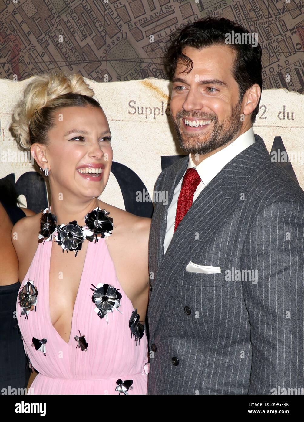 New York, USA. 27. Oktober 2022. Henry Cavill und Millie Bobby Brown bei der Weltpremiere „Enola Holmes 2“, die am 27. Oktober 2022 im Pariser Theater in New York City, NY, stattfand ©Steven Bergman/AFF-USA.COM Credit: AFF/Alamy Live News Stockfoto