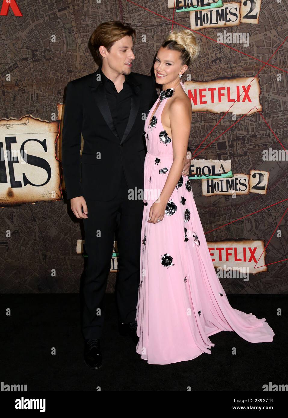 New York, USA. 27. Oktober 2022. Jake Bongiovi und Millie Bobby Brown bei der Weltpremiere „Enola Holmes 2“, die am 27. Oktober 2022 im Pariser Theater in New York City, NY, stattfand ©Steven Bergman/AFF-USA.COM Credit: AFF/Alamy Live News Stockfoto