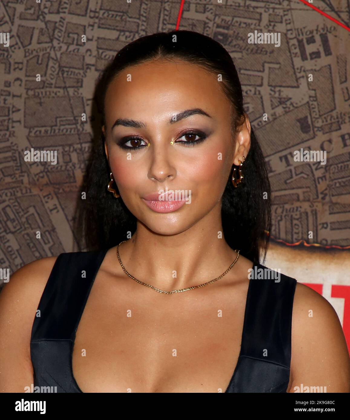 New York, USA. 27. Oktober 2022. Abbie Hern bei der Weltpremiere „Enola Holmes 2“, die am 27. Oktober 2022 im Pariser Theater in New York City, NY, stattfand ©Steven Bergman/AFF-USA.COM Quelle: AFF/Alamy Live News Stockfoto