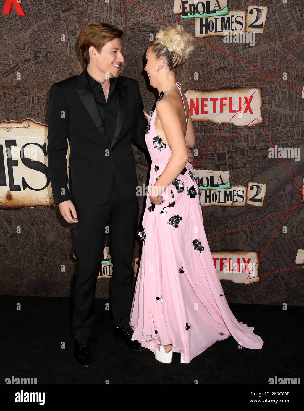 New York, USA. 27. Oktober 2022. Jake Bongiovi und Millie Bobby Brown bei der Weltpremiere „Enola Holmes 2“, die am 27. Oktober 2022 im Pariser Theater in New York City, NY, stattfand ©Steven Bergman/AFF-USA.COM Credit: AFF/Alamy Live News Stockfoto