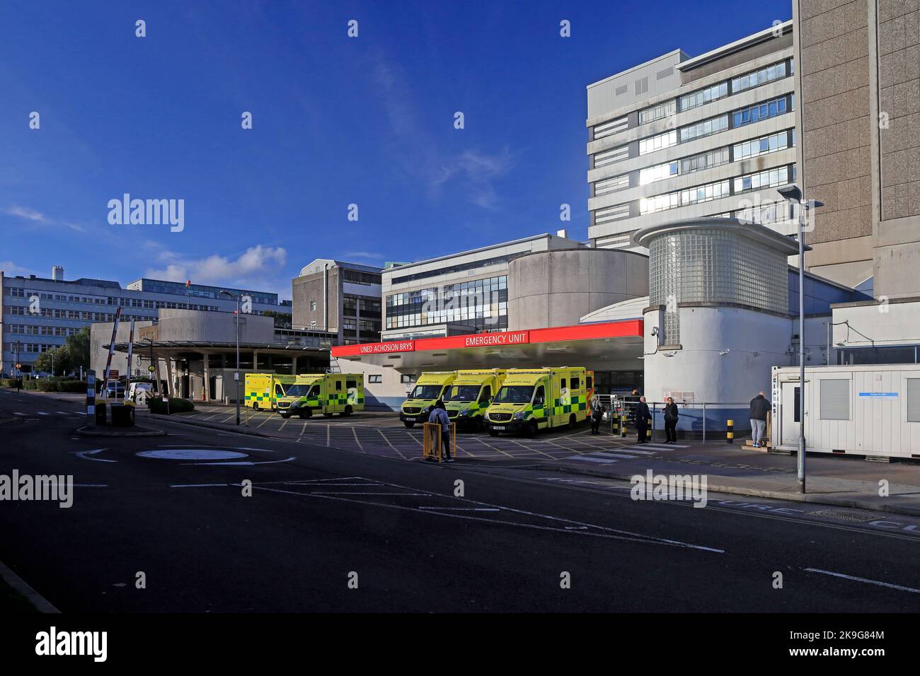 Universitätsklinikum Wales mit Krankenwagen außerhalb der Unfall- und Notaufnahme Cardiff Stadt. Oktober 2022. Herbst. Stockfoto