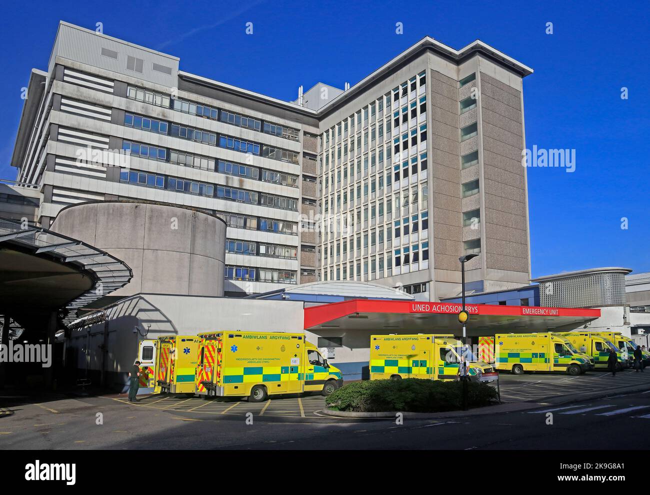 Universitätsklinikum Wales, Heath, Cardiff City. Krankenwagen standen vor der Unfall- und Notaufnahme. Oktober 2022. Herbst. Stockfoto