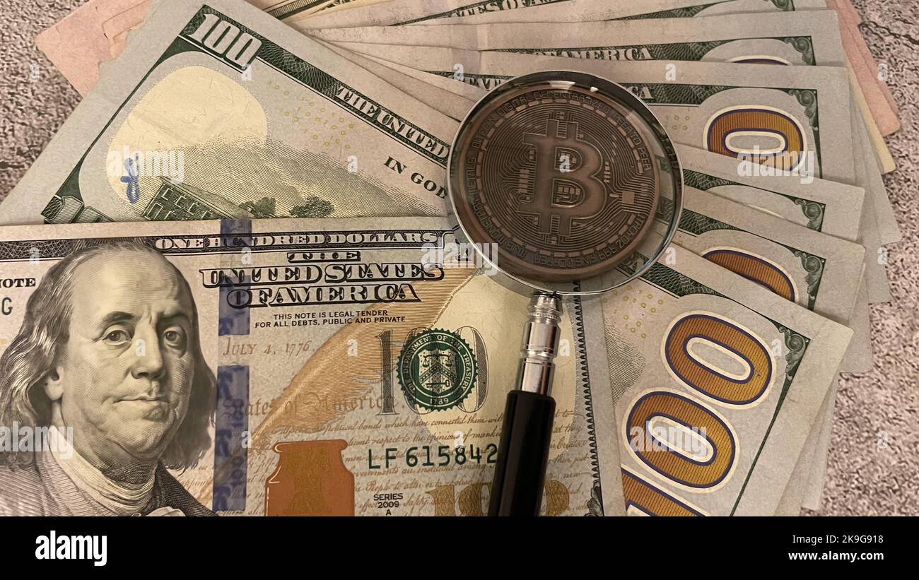 Eine Nahaufnahme eines Stapels amerikanischer Dollar Benjamin Franklins Bild und Münzen auf Stockfoto