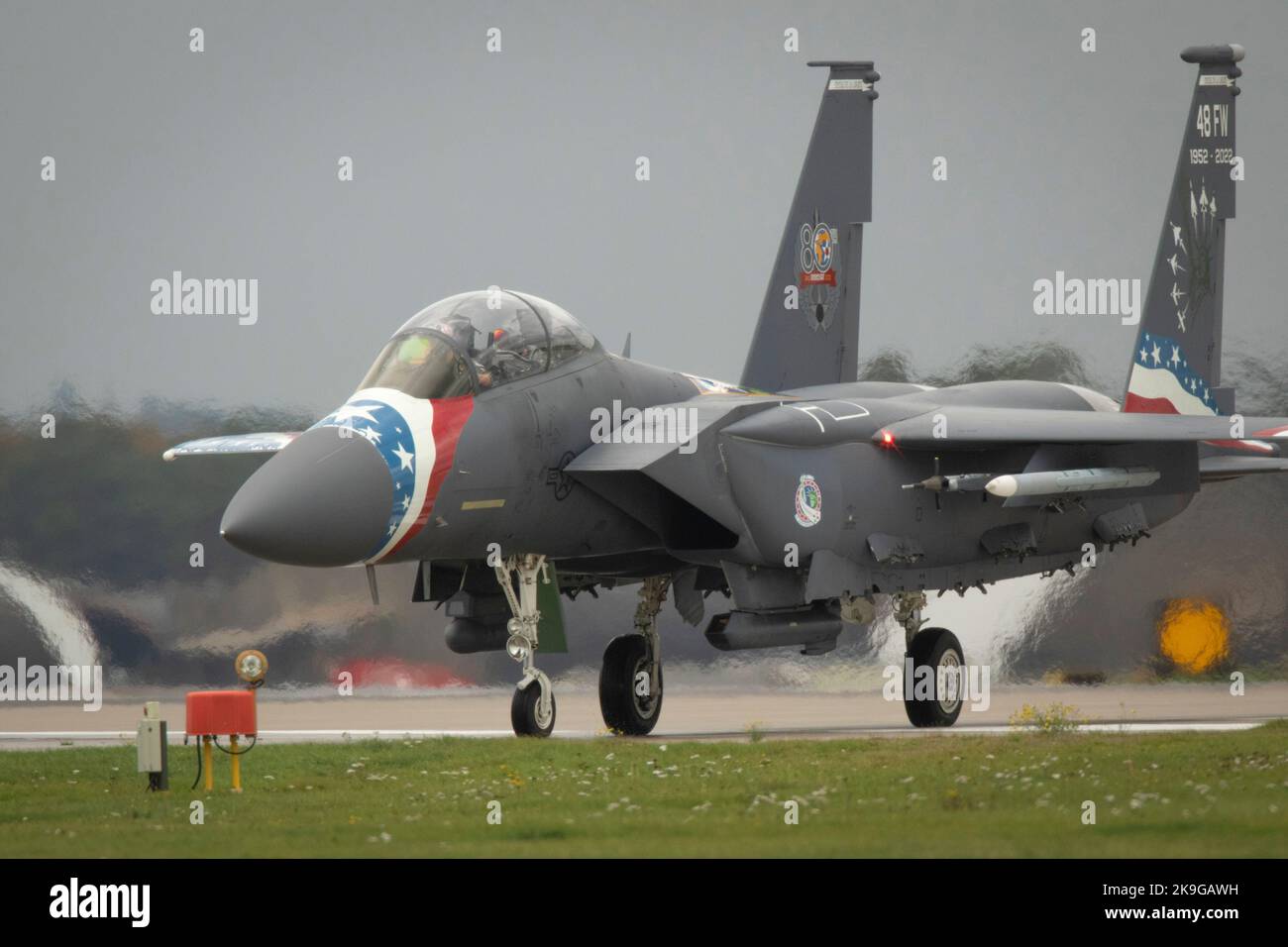 F-15E Strike Eagle 48. Fighter Groups Heritage 2022 Jet, rollt zum Start bei Sonnenaufgang, RAF Lakenheath, Suffolk, England, 27.. Oktober 2022 Stockfoto