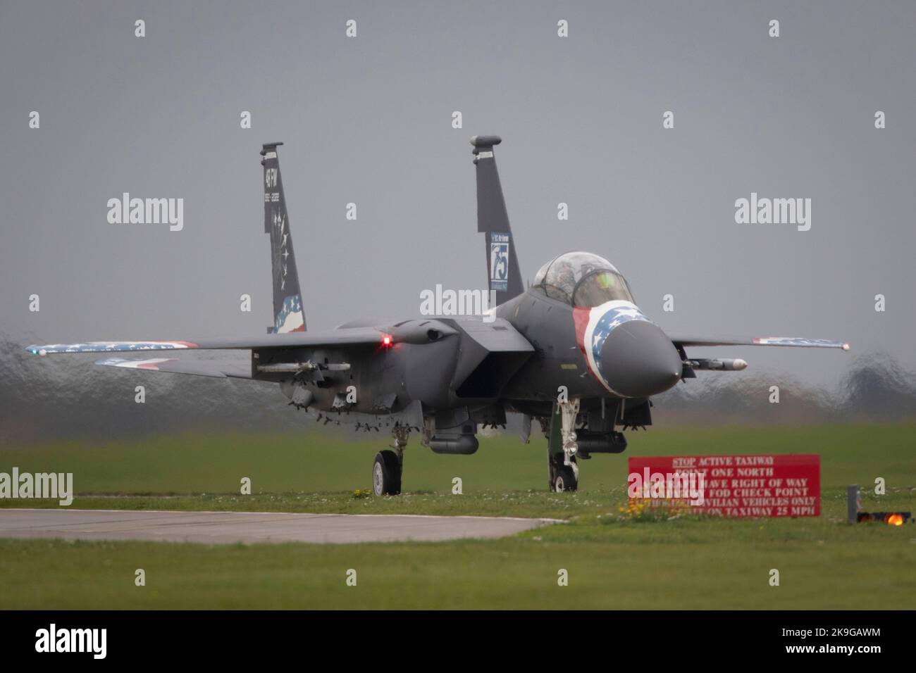 F-15E Strike Eagle 48. Fighter Groups Heritage 2022 Jet, rollt zum Start bei Sonnenaufgang, RAF Lakenheath, Suffolk, England, 27.. Oktober 2022 Stockfoto