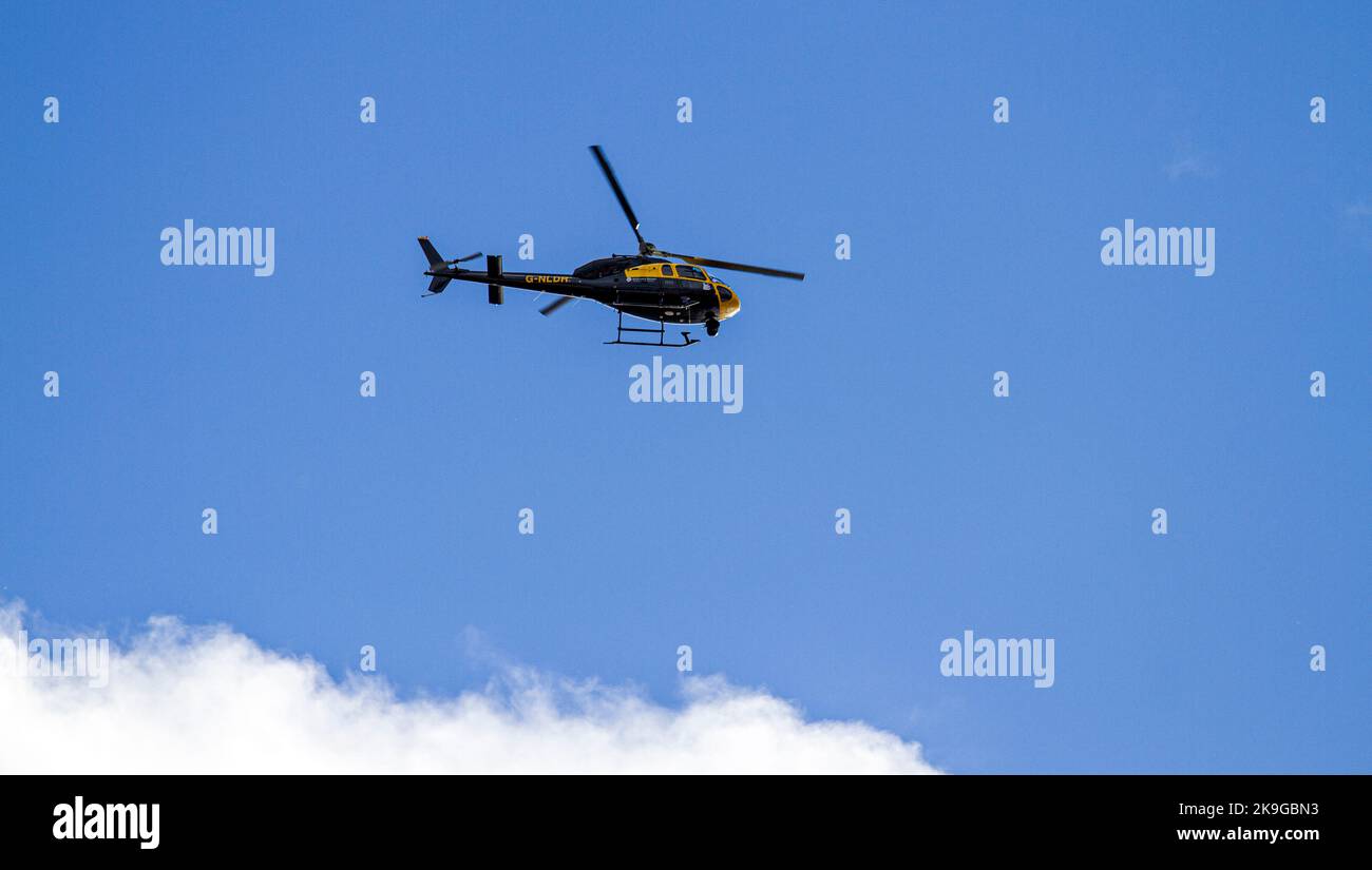 Dundee, Tayside, Schottland, Großbritannien. 28. Oktober 2022. Der G-LNDR PDG-Hubschrauber der Scotland Railway schwebt auf einer speziellen Aufklärungsmission über dem Stadtzentrum von Dundee. Ein Spion am Himmel hilft alternden Eisenbahnen dabei, Fehler mit speziellen Zügen, futuristischen Geräten und sogar der Luftwaffe zu erkennen. Das britische Eisenbahnnetz ist das älteste und eines der verkehrsreichsten der Welt. Kredit: Dundee Photographics/Alamy Live Nachrichten Stockfoto