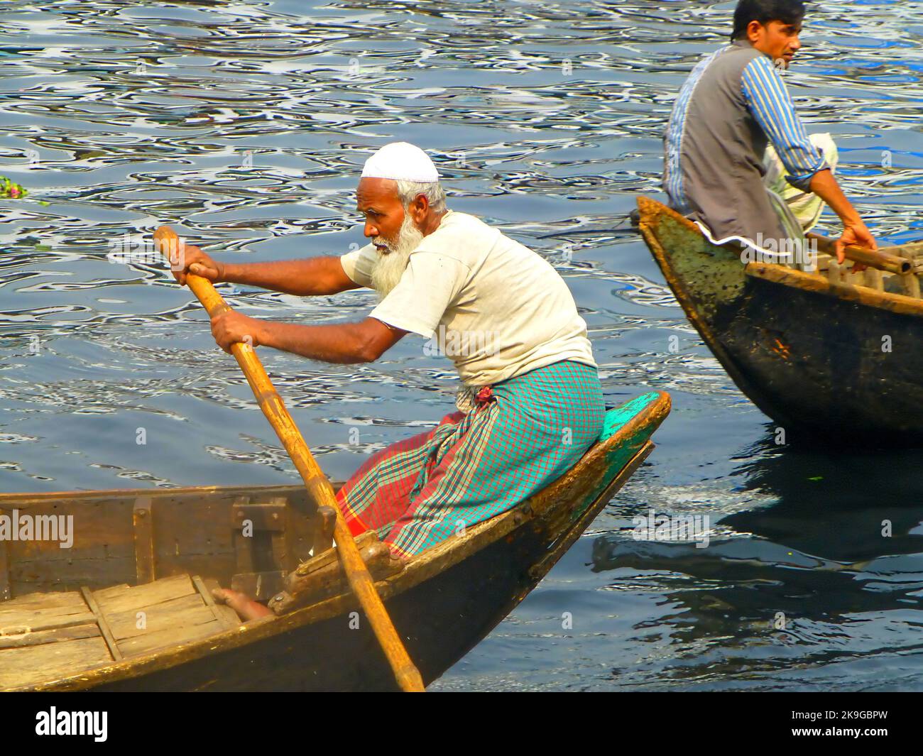 Tausende Pendler der Hauptstadt steigen an Bord solcher kleinen Holzboote, um den geschäftigen Fluss jeden Tag zu überqueren. Stockfoto