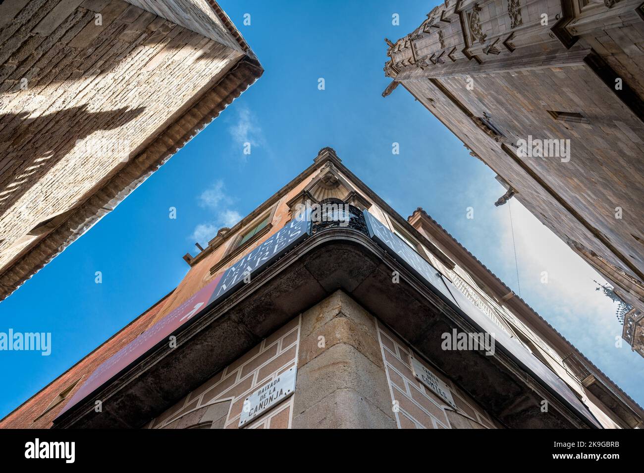 Flache Eckansicht zeigt alte Architektur Museu Frederic Mares in Barcelona und zeigt Straßennamen mit blauem Himmel Stockfoto
