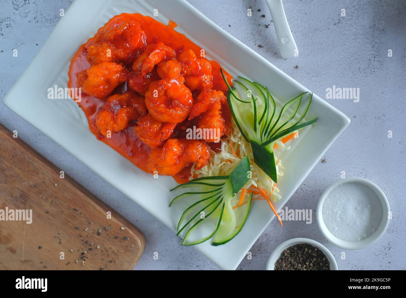 Süß und sauer präsentiert sich wunderschön auf einem weißen Teller Stockfoto