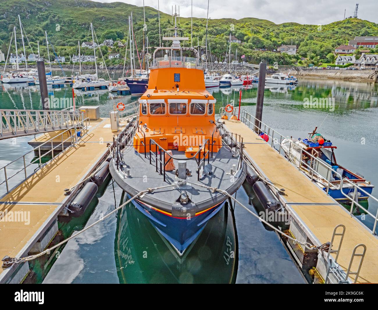 RNLI Rettungsboot vor Anker in Mallaig Marina Schottland Stockfoto