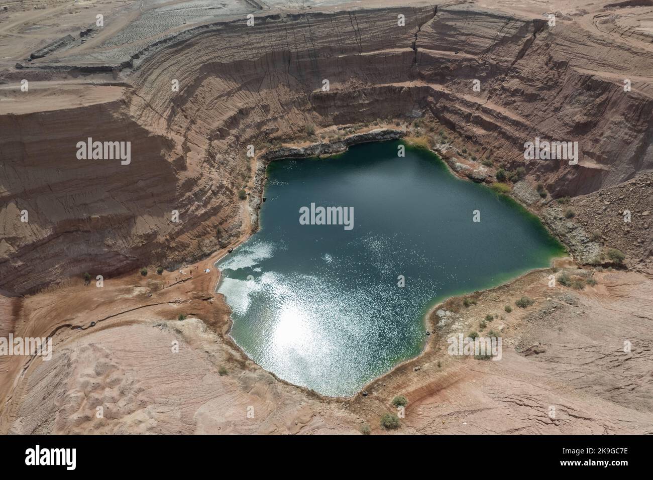Tiefgrüner versteckter See in Timna, umgeben von Bergen in der Nähe von Eilat, Arava-Zone in Israel. Stockfoto