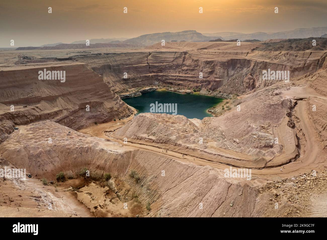 Tiefgrüner versteckter See in Timna, umgeben von Bergen in der Nähe von Eilat, Arava-Zone in Israel. Stockfoto