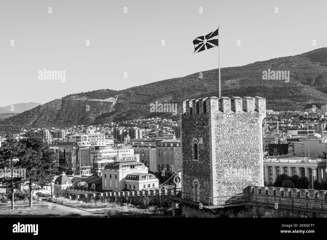 Die Verteidigungsmauern und Türme entlang der Festung Kale oder der Festung Skopje mit Blick auf die Stadt Skopje, der Hauptstadt von Nord-Mazedonien, dem ehemaligen jugoslawischen Land Stockfoto