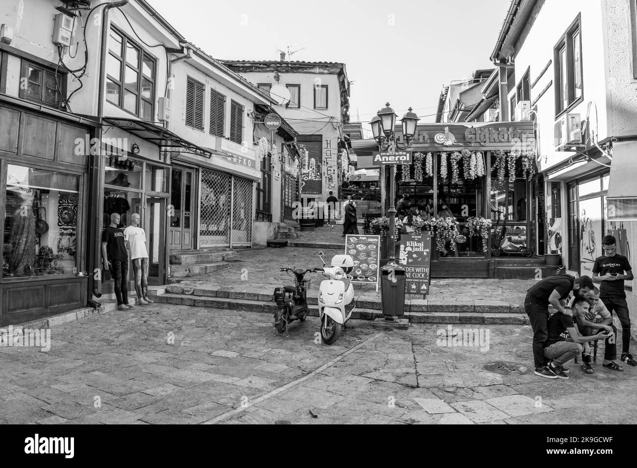 Geschäfte und Straßen im Bereich des Alten Basars in Skopje, Nordmakedonien. Enge Gassen, Handelszentrum und Marktplatz der Hauptstadt auf dem Balkan Stockfoto
