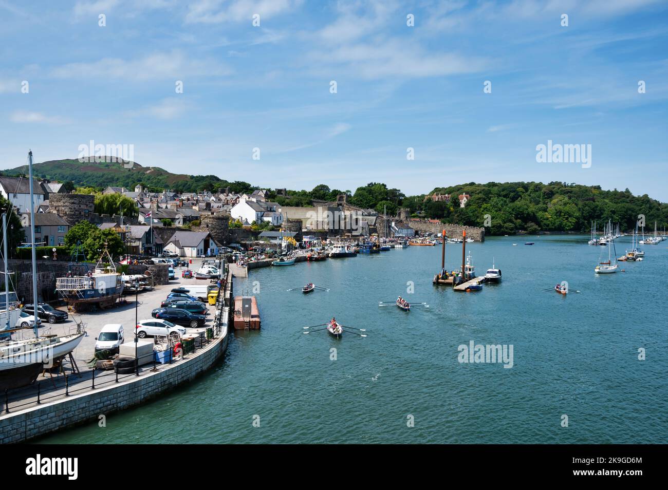 Conwy, Großbritannien - 16. Juli 2022: Der Kai am Hafen von Conwy im Dorf Conwy, Northern Wales. Stockfoto