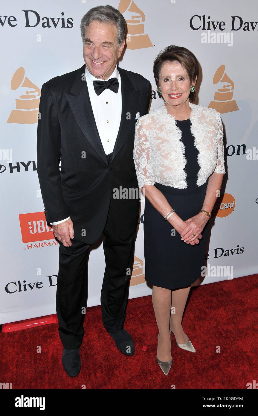 (L-R) Paul Pelosi und Nancy Pelosi kommen zur Pre-GRAMMY Gala 2016 & Salute to Industry Icons Ehrung Irving Azoff, die am Sonntag, den 14. Februar 2016 im Beverly Hilton in Beverly Hills, CA stattfand. (Foto von Sthanlee B. Mirador) *** Bitte benutzen Sie das Credit-Feld *** Stockfoto