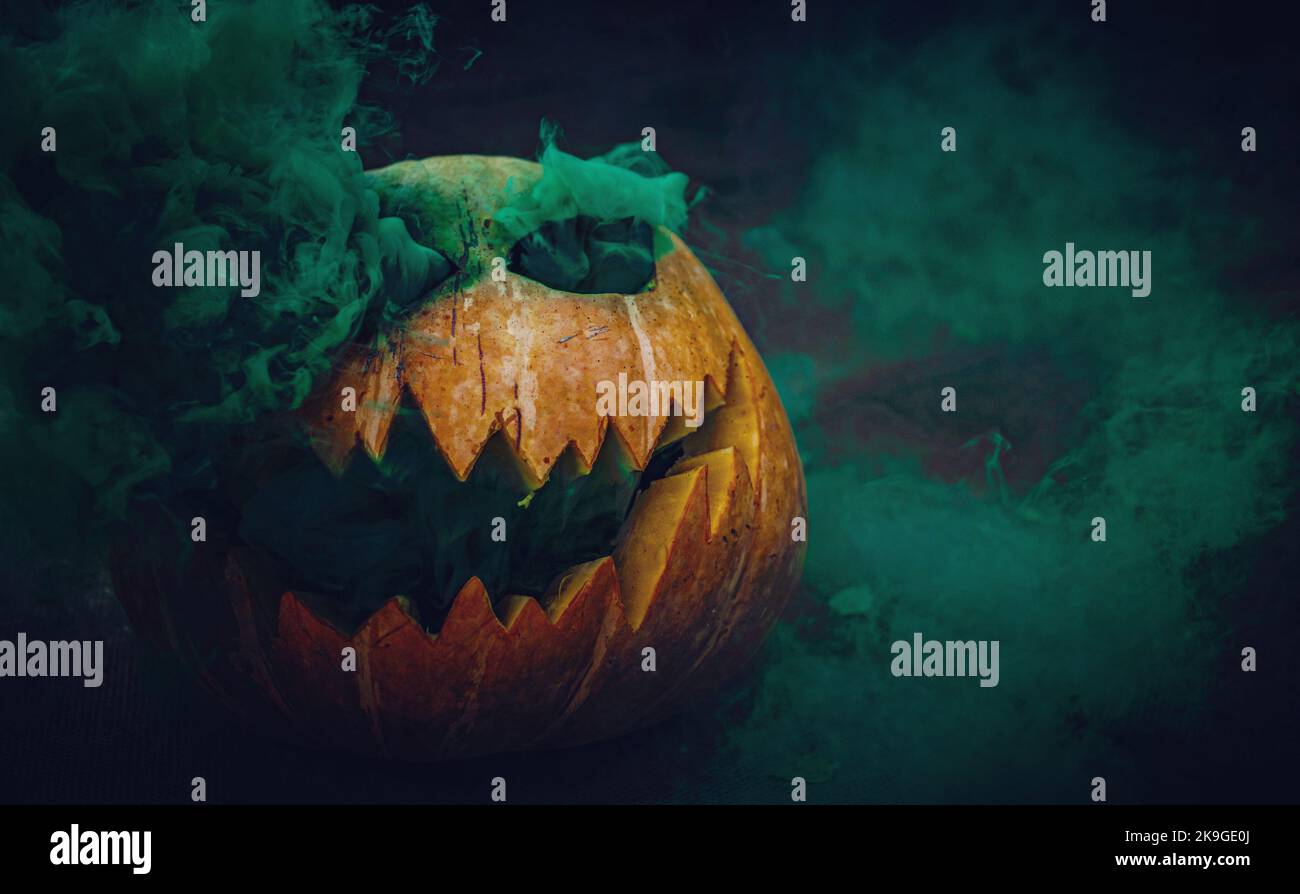 Rauch und Kürbisse an Halloween Stockfoto