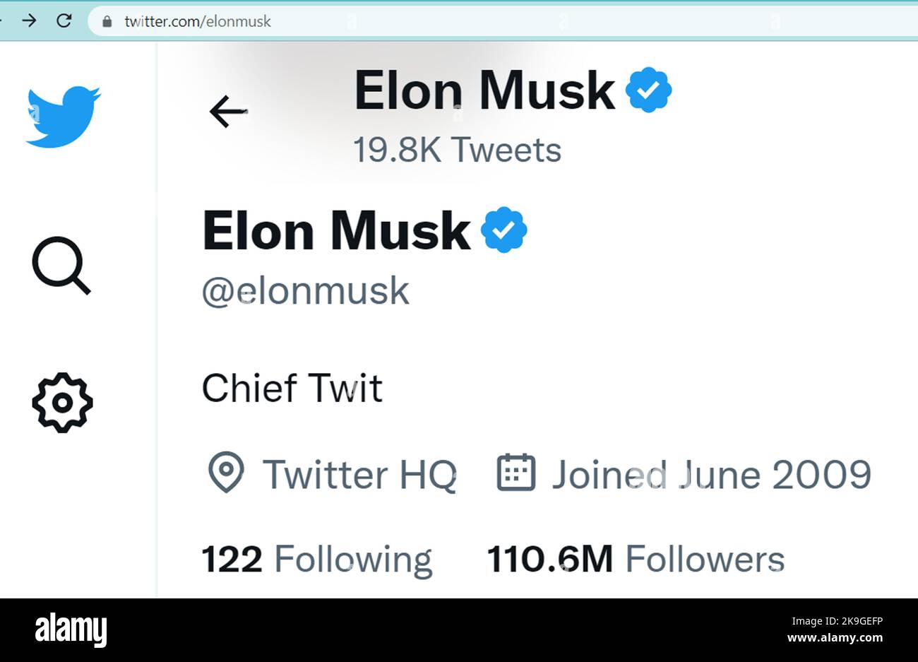 Rafah, Gaza. 28. Oktober 2022. Der Twitter-Account des Milliardärs Tesla-Chefs Elon Musk mit dem Titel „Chief Twit“ wird am Freitag, 28. Oktober 2022, in Rafah, Gaza, auf einem Smartphone angezeigt. Musk hat offiziell die Kontrolle über Twitter übernommen, nachdem er einen $44-Milliarden-Deal abgeschlossen hat, um das Social-Media-Netzwerk zu kaufen. Foto von Ismael Mohamad/UPI Credit: UPI/Alamy Live News Stockfoto