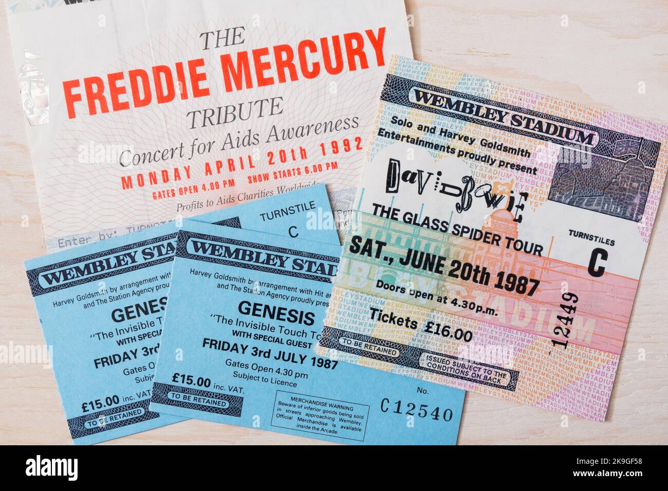 Tickets für Genesis, David Bowie und Freddie Mercury Tribute Konzerte in den 1980s & 1990s im Wembley Stadium, London, UK Stockfoto
