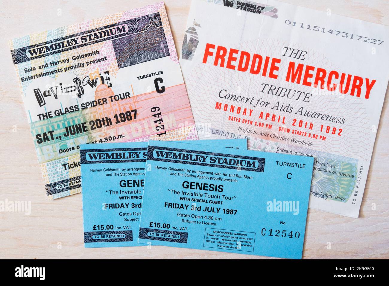 Tickets für Genesis, David Bowie und Freddie Mercury Tribute Konzerte in den 1980s & 1990s im Wembley Stadium, London, UK Stockfoto