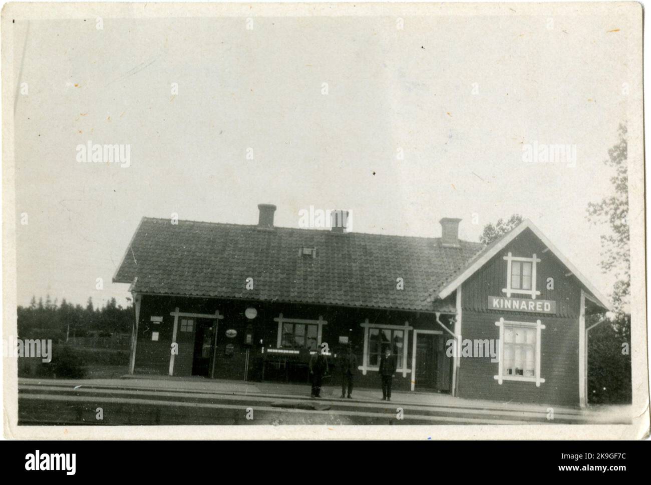 Von links: STK, Stationskarl Svensson, Kinnaredstk Kurt Larsson, Halmstad und Stins Gerdestation wurde 1885 gebaut. Im Jahr 1939 wurde der Bahnhof mit einer Etage gebaut, in der eine moderne Residenz für den Bahnhofsmanager eingerichtet wurde. Das Gebäude ist verputzt und schräg gebaut. Geöffnet Am 1,9.1877. Das Bahnhofshaus wurde 1888 gebaut, als die Kinnared-Ätrans-Eisenbahn fertiggestellt wurde. Das Bahnhofshaus wurde 1938 erneuert Stockfoto
