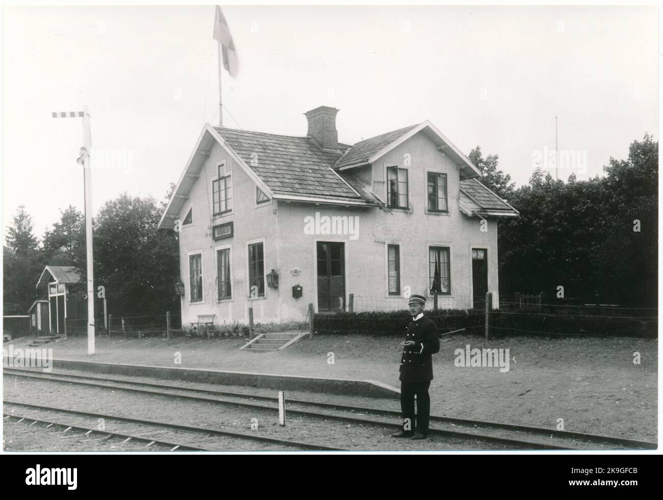 Der Bahnhof wurde 1895 für den öffentlichen Verkehr eröffnet. Eineinhalb-stöckiges Stationshaus aus Holz. Nach einem Brand im Jahr 1902 wurde ein neues Bahnhofshaus errichtet. Im Laufe der Jahre wurde der Bahnhof mehrmals modernisiert. Aufgrund des reduzierten Verkehrs wurde der Bahnhof 1984 geschlossen. Auf dem Foto, Stationsmeister J.W. Sjöholm. Stockfoto