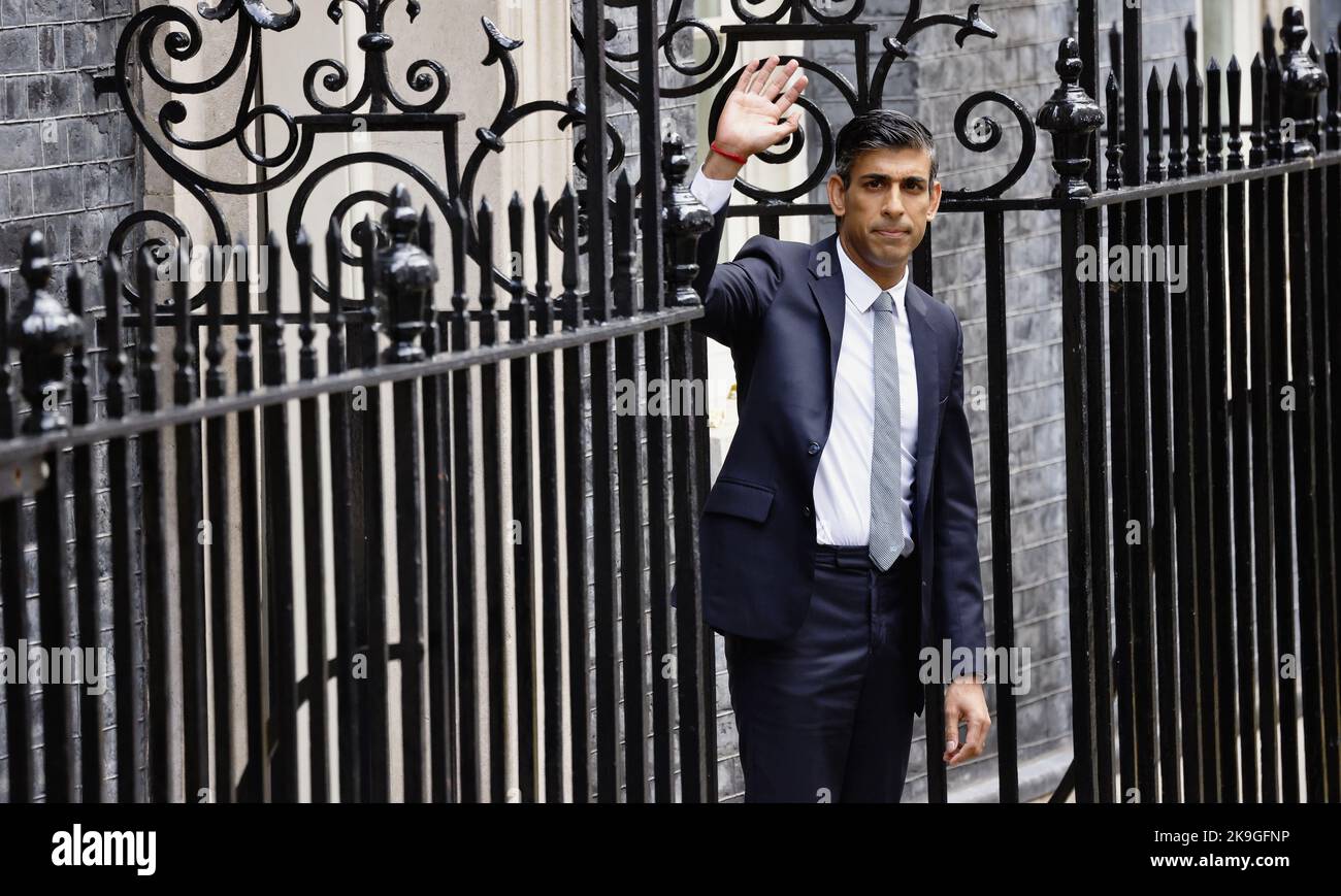 England, London, Westminster, 25.. Oktober 2022, der neue Premierminister Rishi Sunak auf den Stufen der Downing Street Nummer 10, als er die Regierung von Liz Truss übernimmt. Stockfoto