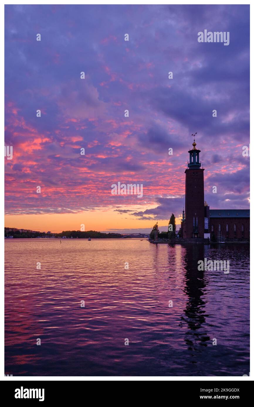 Stockholm, Schweden - 2022. September: Rathaus von Stockholm oder Stadshuset bei purpurem Sonnenuntergang in der Altstadt von Stockholm, der Hauptstadt Schwedens Stockfoto